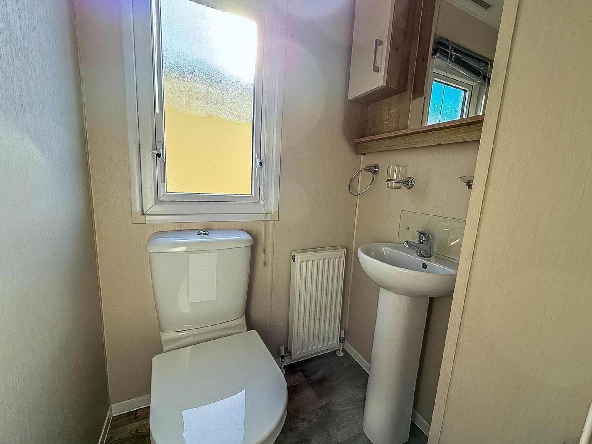 Lovely 6 Berth Caravan At Suffolk Sands Holiday Park Ref 45010Mv 费利克斯托 外观 照片