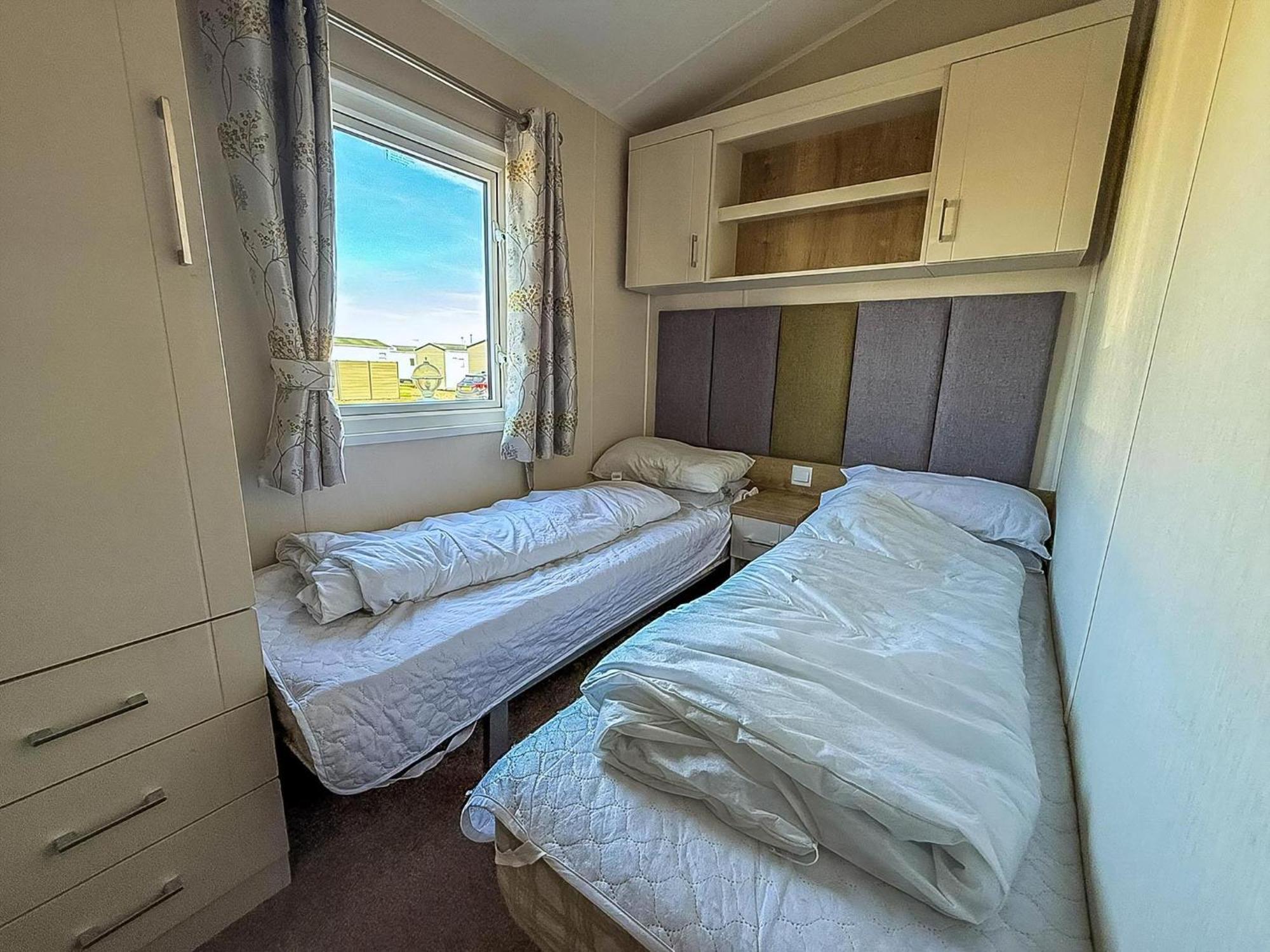 Lovely 6 Berth Caravan At Suffolk Sands Holiday Park Ref 45010Mv 费利克斯托 外观 照片