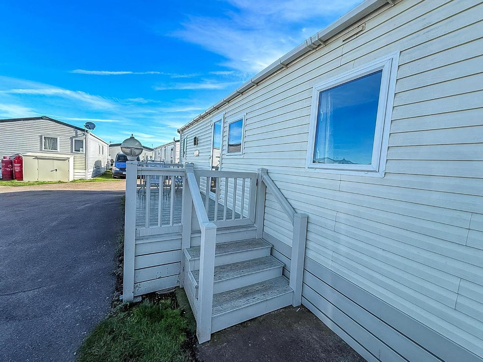 Lovely 6 Berth Caravan At Suffolk Sands Holiday Park Ref 45010Mv 费利克斯托 外观 照片