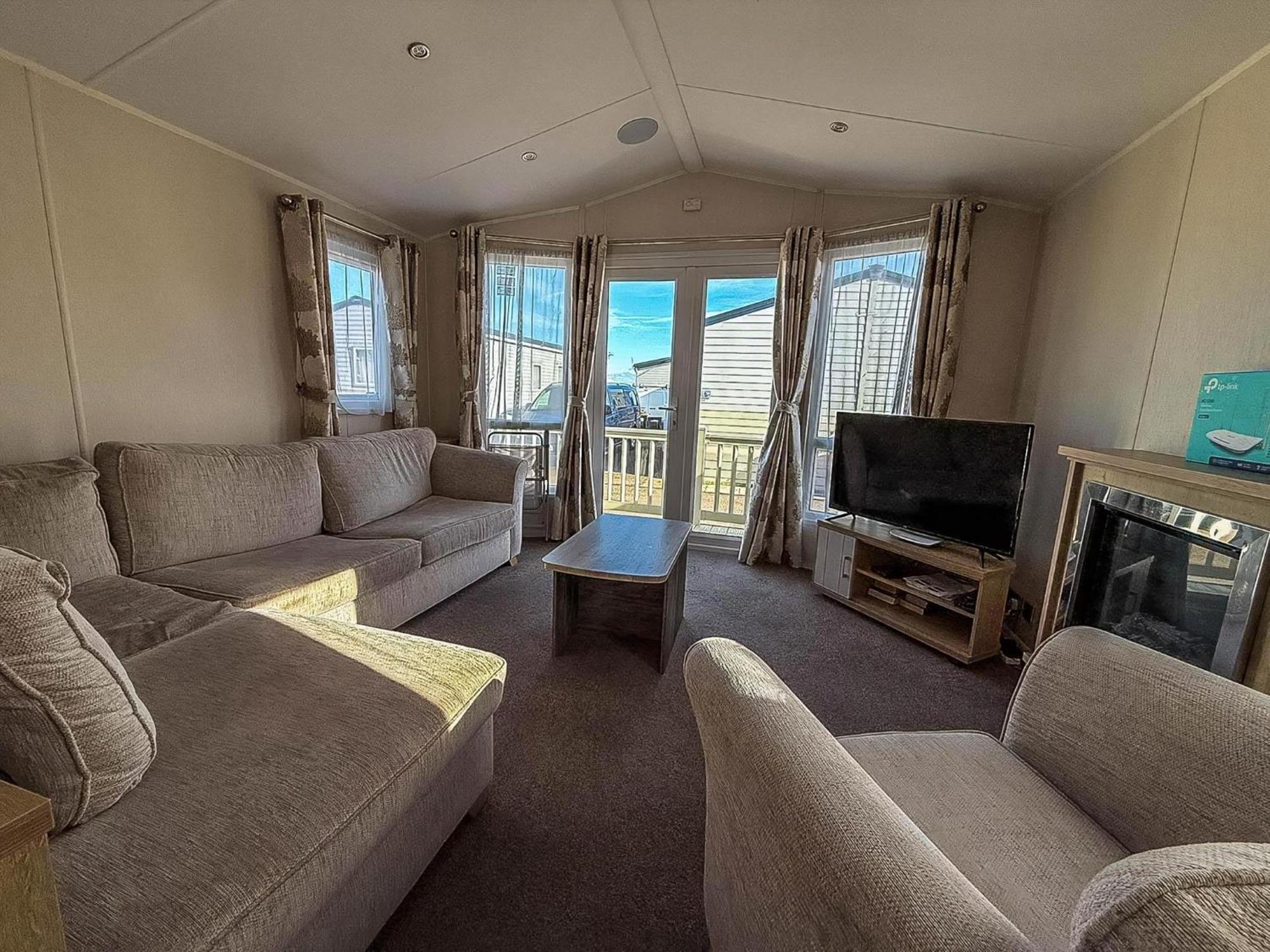 Lovely 6 Berth Caravan At Suffolk Sands Holiday Park Ref 45010Mv 费利克斯托 外观 照片
